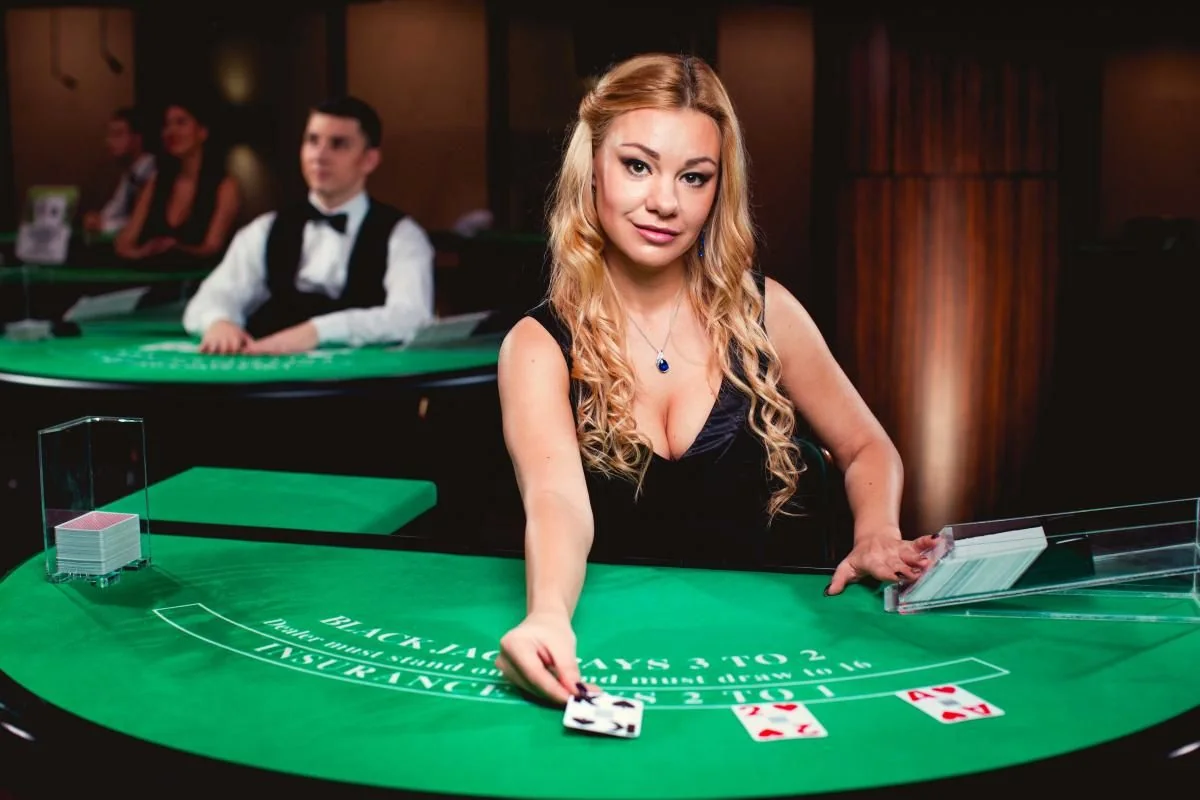 Tampilan suasana meja kasino live dengan dealer